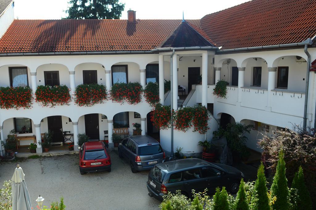 Eden Panzio Bed & Breakfast Eger Exterior photo
