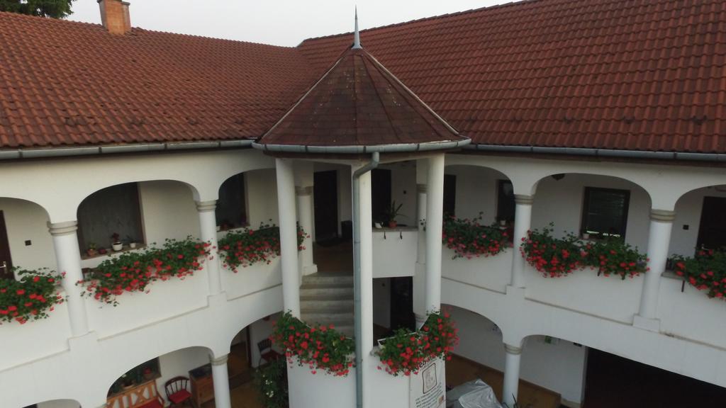 Eden Panzio Bed & Breakfast Eger Exterior photo
